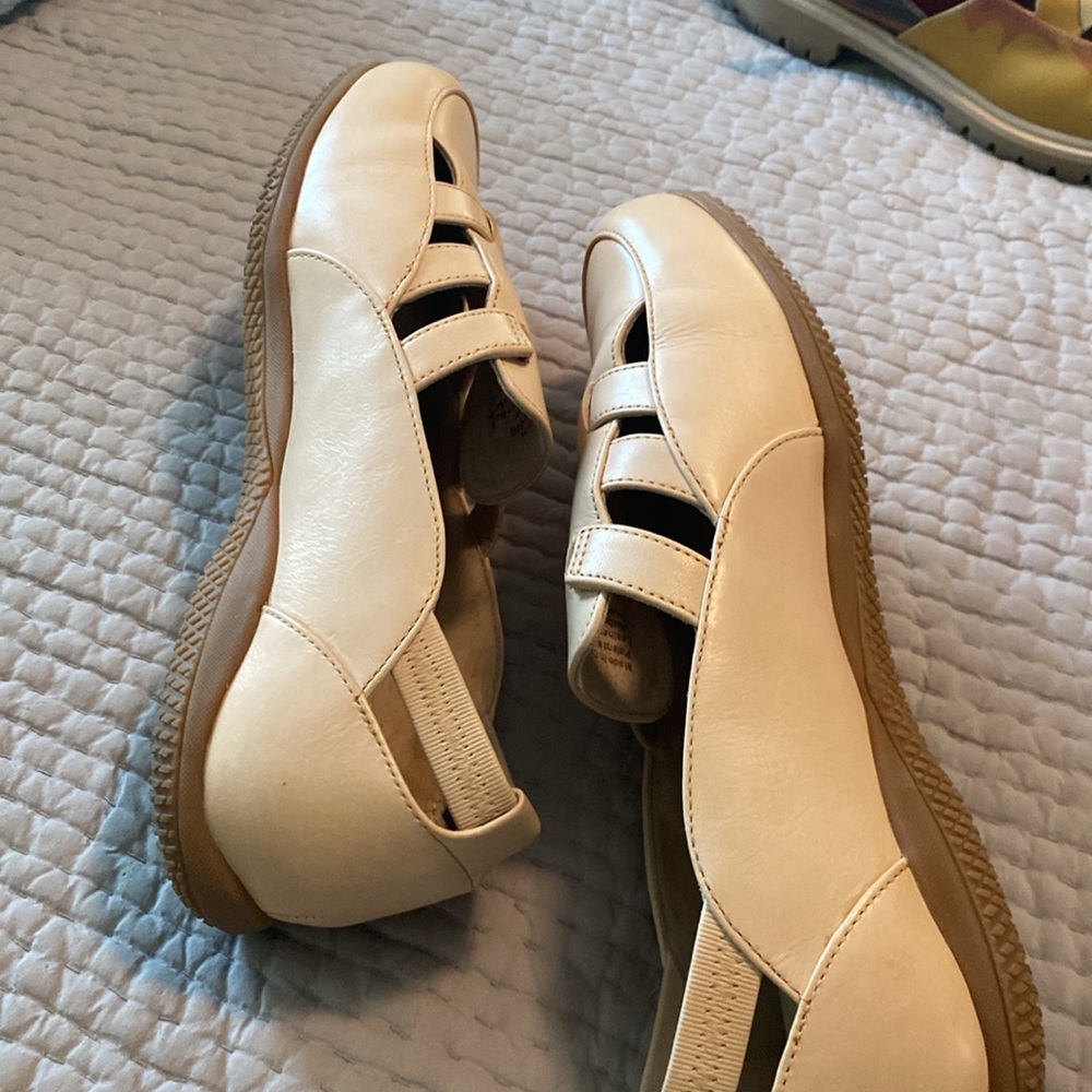 SoftWalk Women's Beige Leather Shoes - Picture 5 of 5
